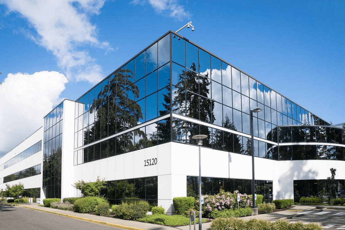 Un hôpital vu de l'extérieur par beau temps 