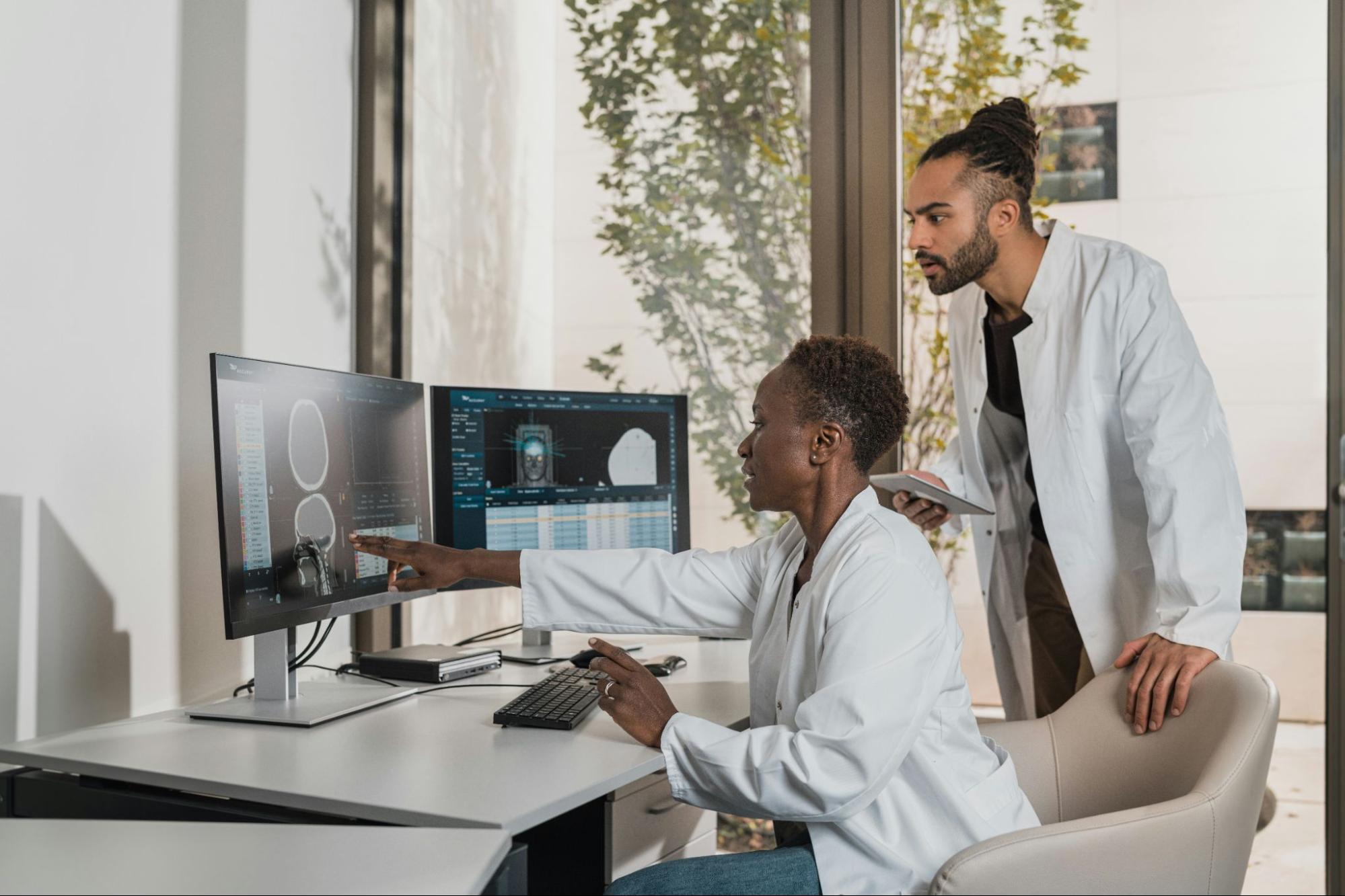 équipe de médecins en train de collaborer au sein d’une MSP