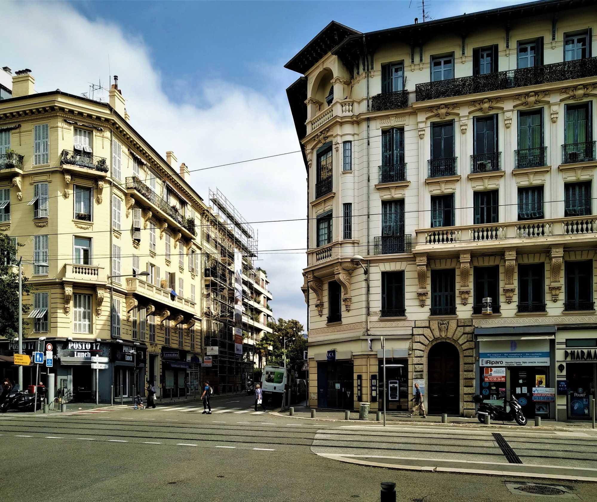 Avenue Jean Médecin dans le centre ville de Nice adapté pour louer un cabinet médical.