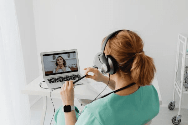 Téléconsultation en cours entre une praticienne et sa patiente.
