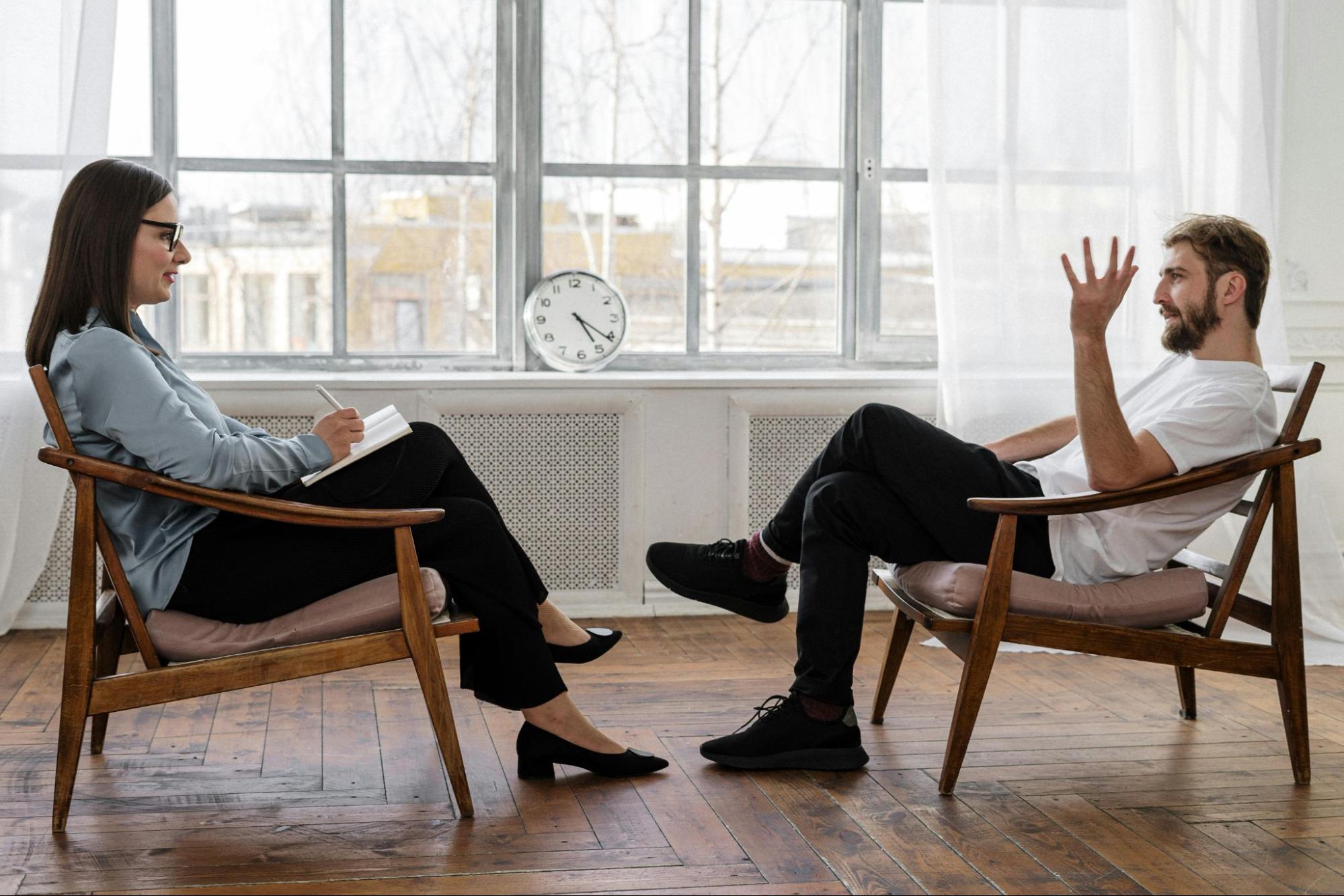 Séance de thérapie pour une psychologue qui a trouvé de nouveaux patients